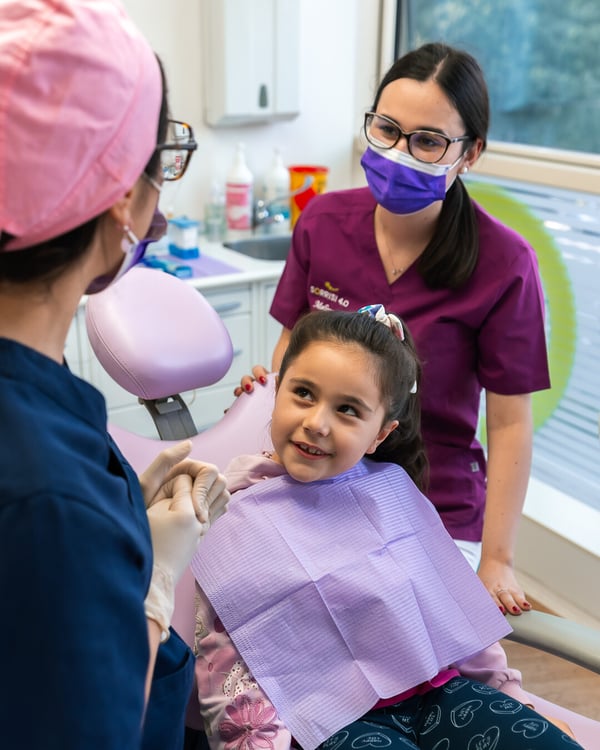 bambina-dialogo-dentista